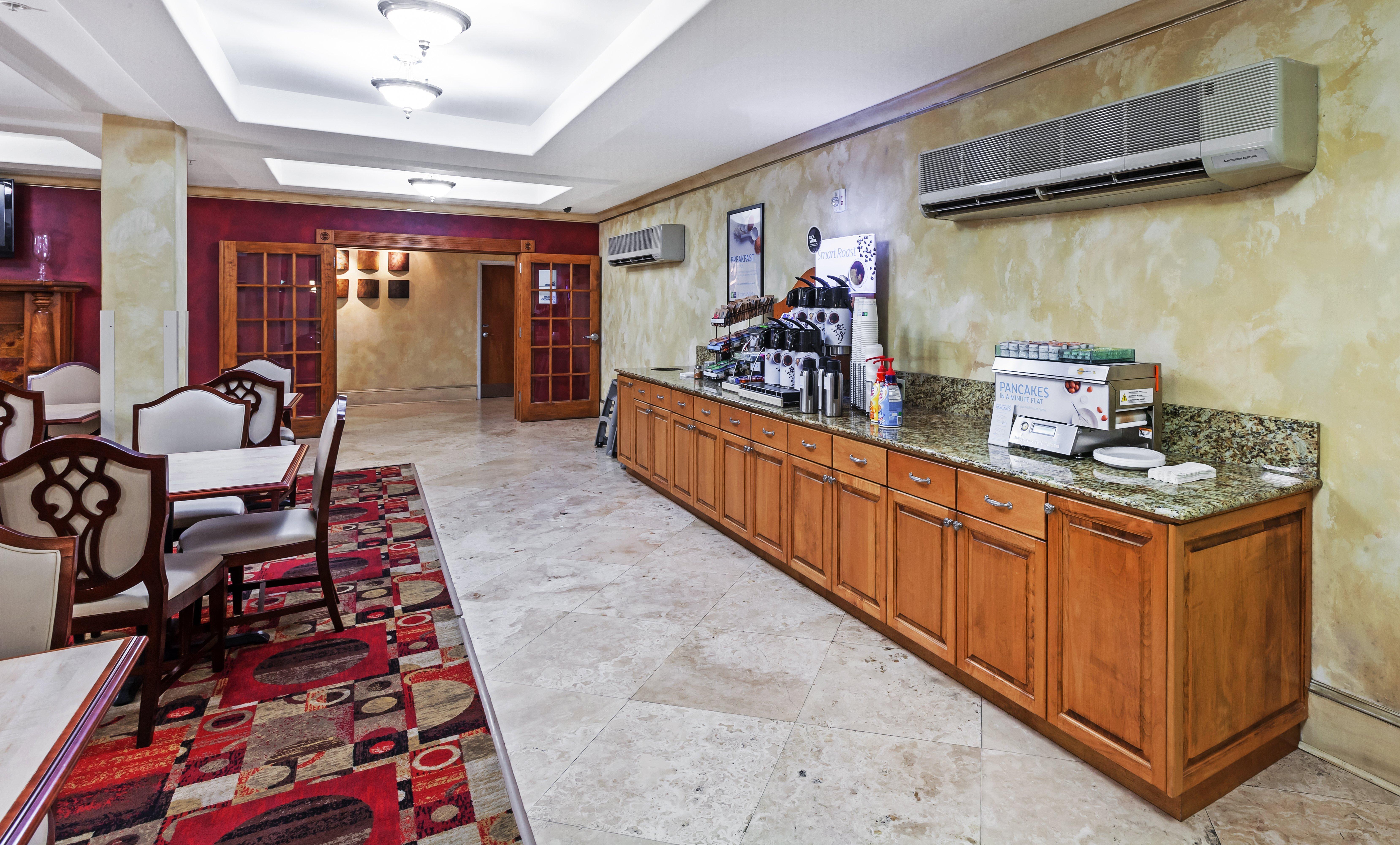 Holiday Inn Express & Suites Lafayette South By Ihg Exterior photo