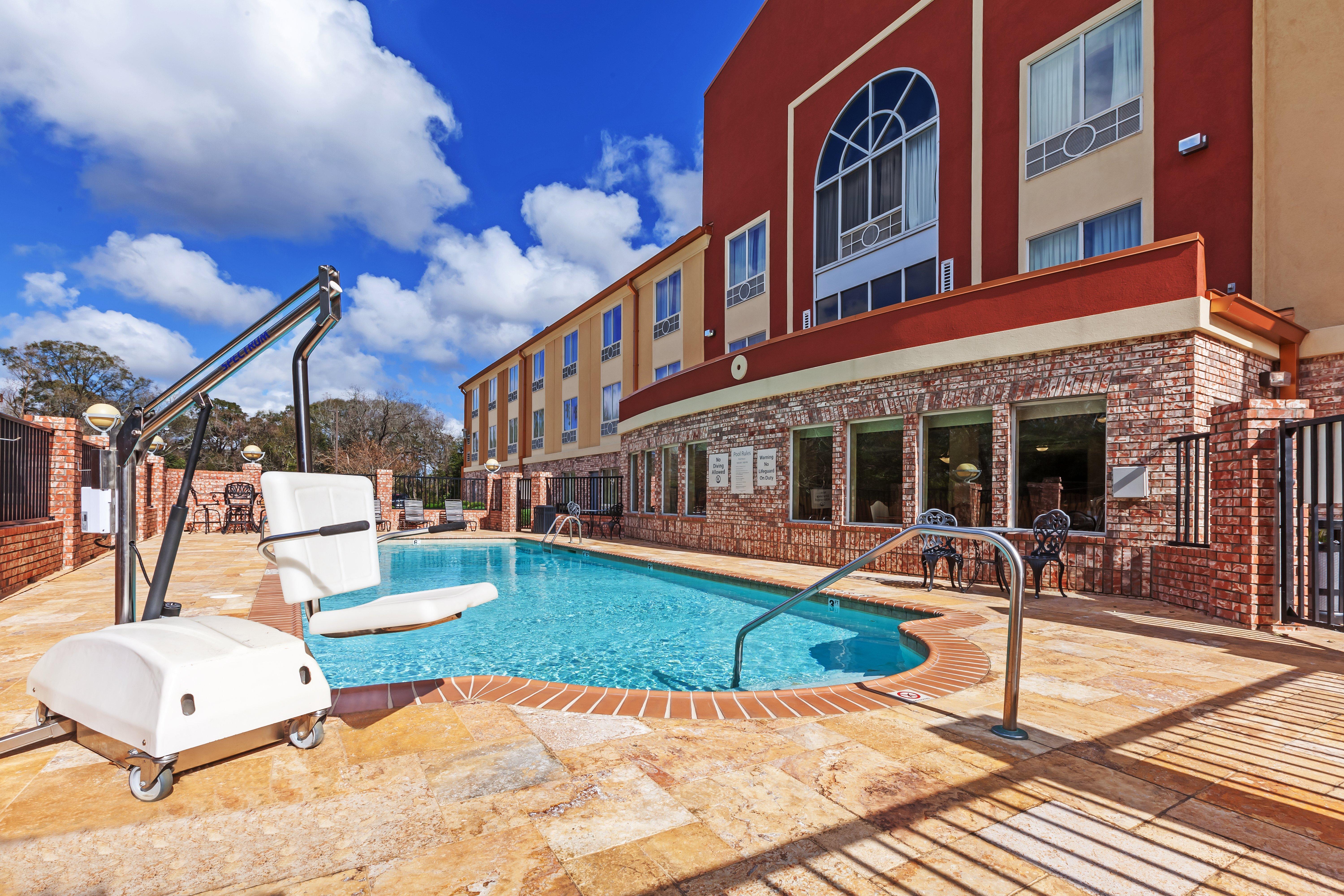 Holiday Inn Express & Suites Lafayette South By Ihg Exterior photo