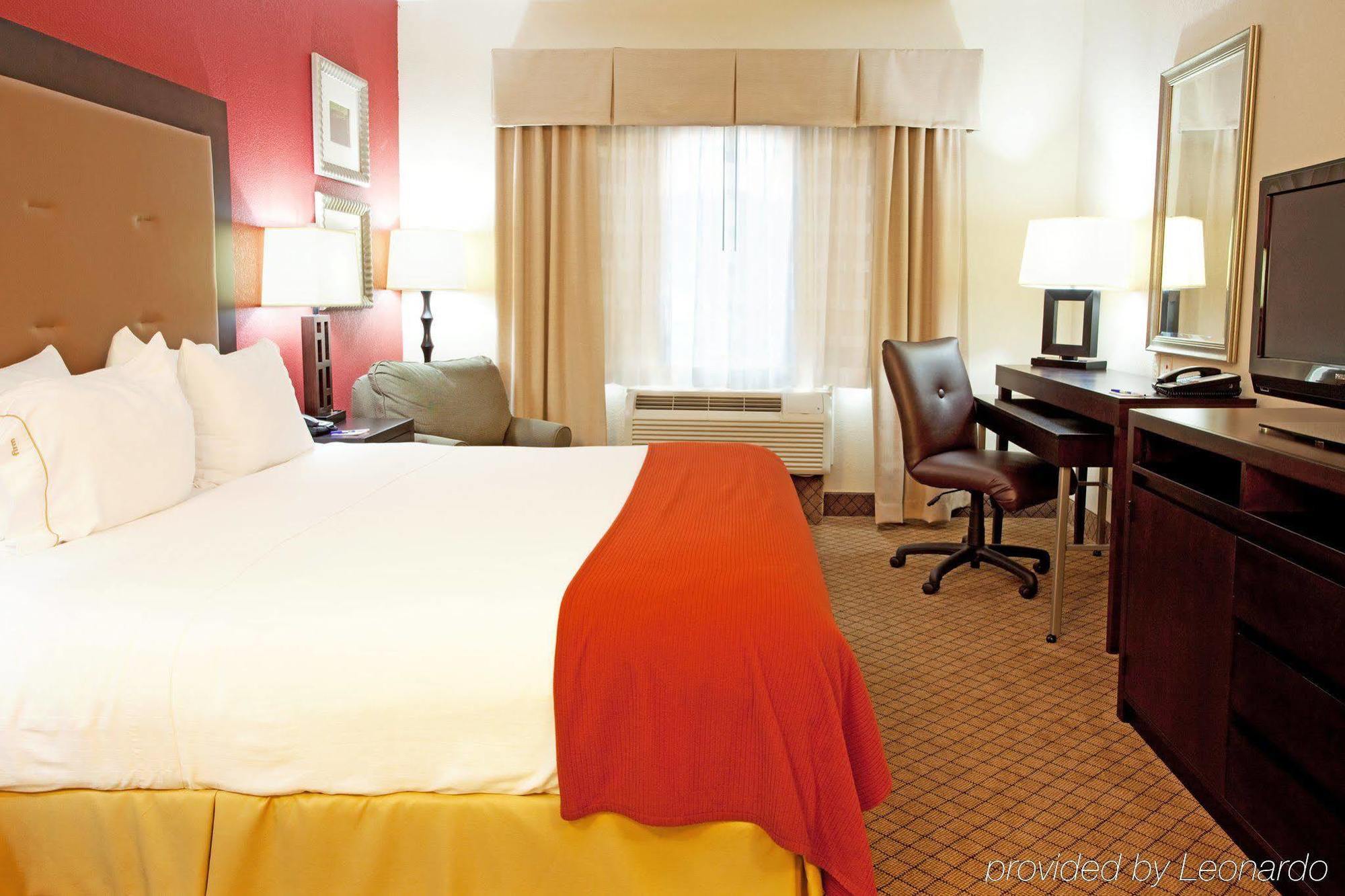 Holiday Inn Express & Suites Lafayette South By Ihg Room photo